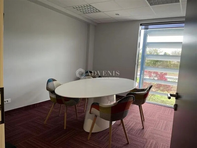 Office in Brignais for lease - Building Photo - Image 2 of 6