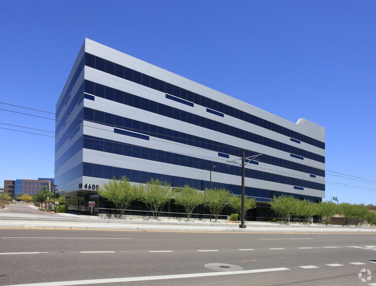 4600 E Washington St, Phoenix, AZ à louer - Photo du bâtiment - Image 2 de 12