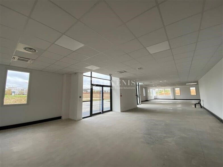 3 Boulevard Jean Moulin, Élancourt for lease - Interior Photo - Image 2 of 4