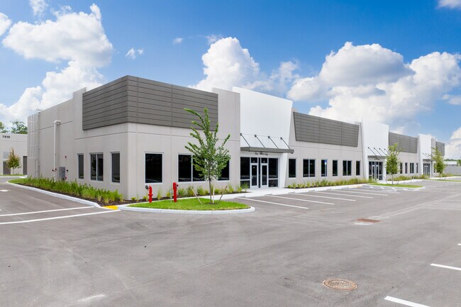 Plus de détails pour 7530 Penzance Blvd, Fort Myers, FL - Industriel à louer