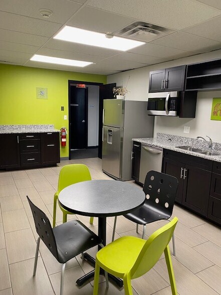 700 Nicholas Blvd, Elk Grove Village, IL à louer - Photo intérieure - Image 2 de 9