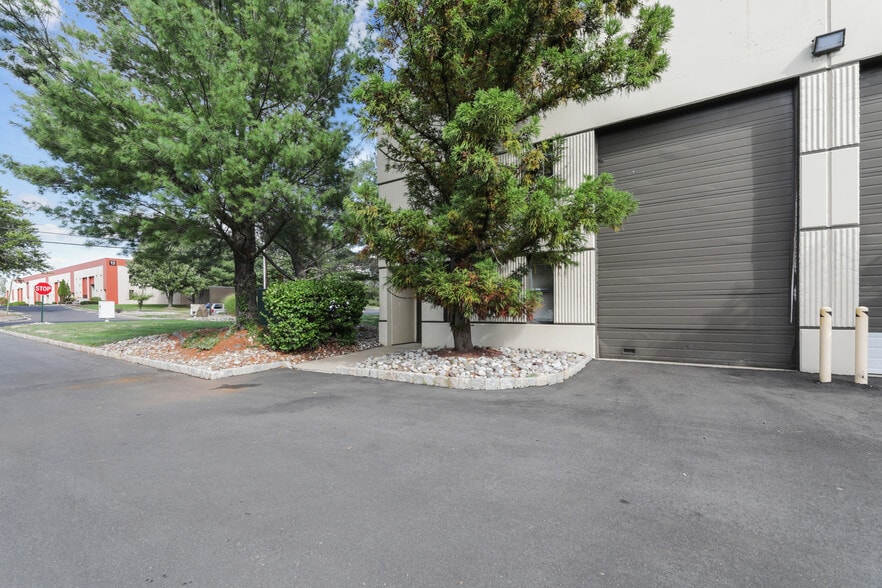 5 Ilene Ct, Hillsborough, NJ for lease - Building Photo - Image 2 of 17