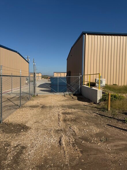 111 Iron Rd, Hutto, TX à louer - Photo du bâtiment - Image 2 de 4