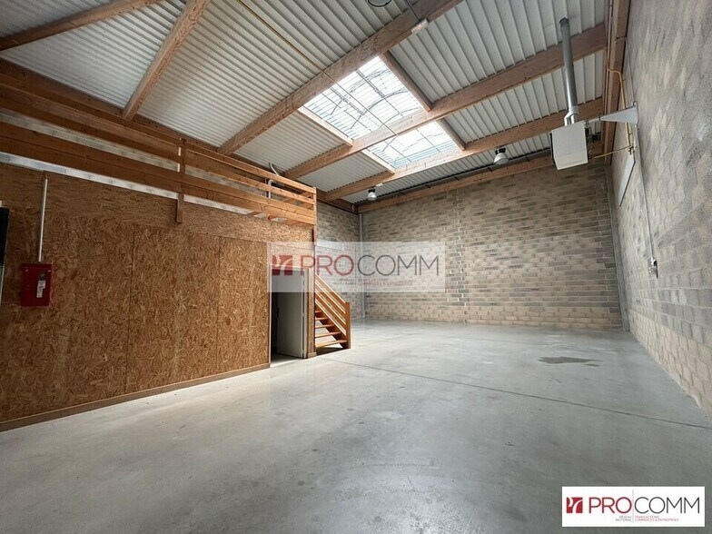 Flex in Chartres for lease - Interior Photo - Image 2 of 11