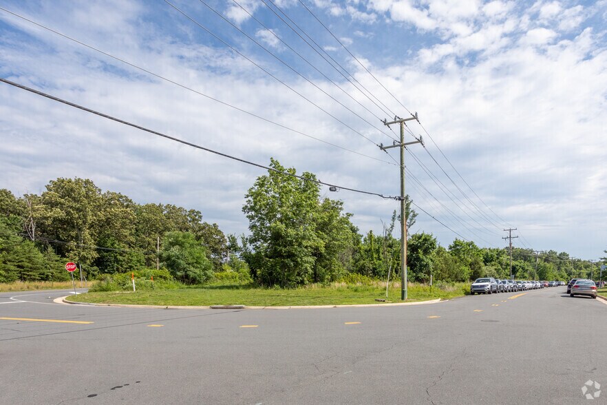 Shaw Rd, Dulles Town Center, VA for lease - Building Photo - Image 2 of 2