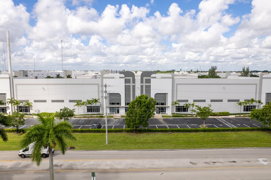 3400 SW 20th St, Pembroke Park, FL à louer - Photo du bâtiment - Image 3 de 14