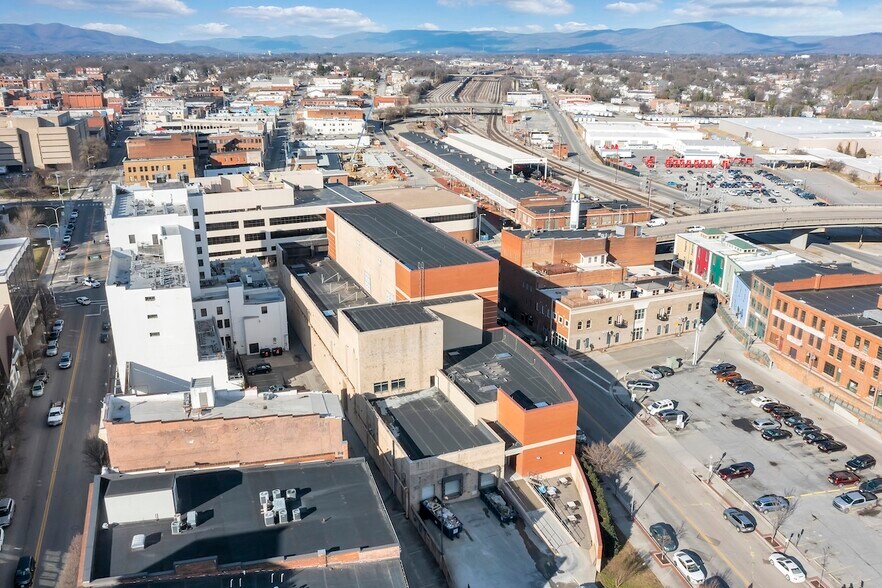 120 Salem Ave SW, Roanoke, VA à louer - Photo du bâtiment - Image 2 de 53