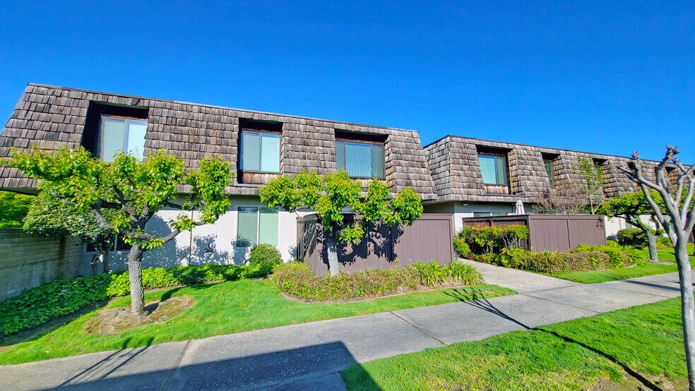 1301 W Lodi Ave, Lodi, CA à vendre - Photo du bâtiment - Image 2 de 11