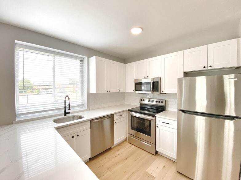 Wall Street Area Apts portefeuille de 2 propriétés à vendre sur LoopNet.ca - Photo du bâtiment - Image 1 de 13