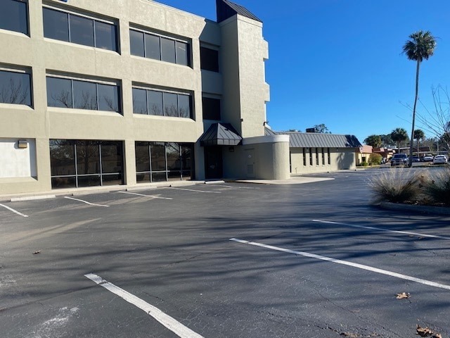 570 Memorial Cir, Ormond Beach, FL for sale - Building Photo - Image 2 of 3