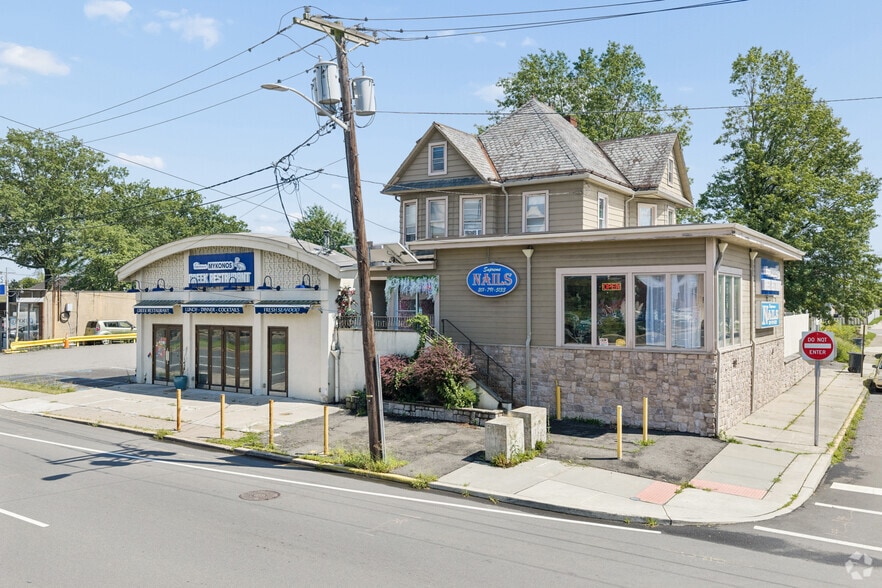 236 Broadway, Elmwood Park, NJ for sale - Primary Photo - Image 1 of 22