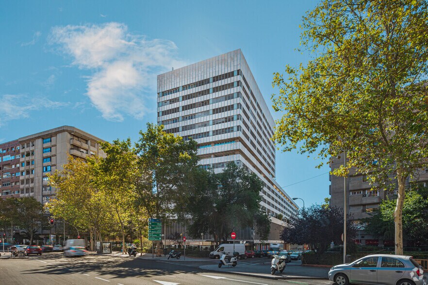 Calle Orense, 69, Madrid, Madrid à louer - Photo du bâtiment - Image 2 de 5