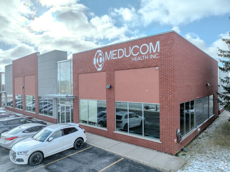 42 Arrow Rd, Guelph, ON à louer - Photo du bâtiment - Image 3 de 5