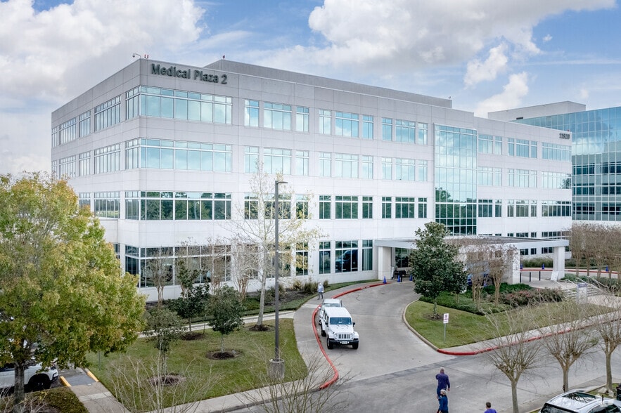 11920 Astoria Blvd, Houston, TX for lease - Primary Photo - Image 1 of 4