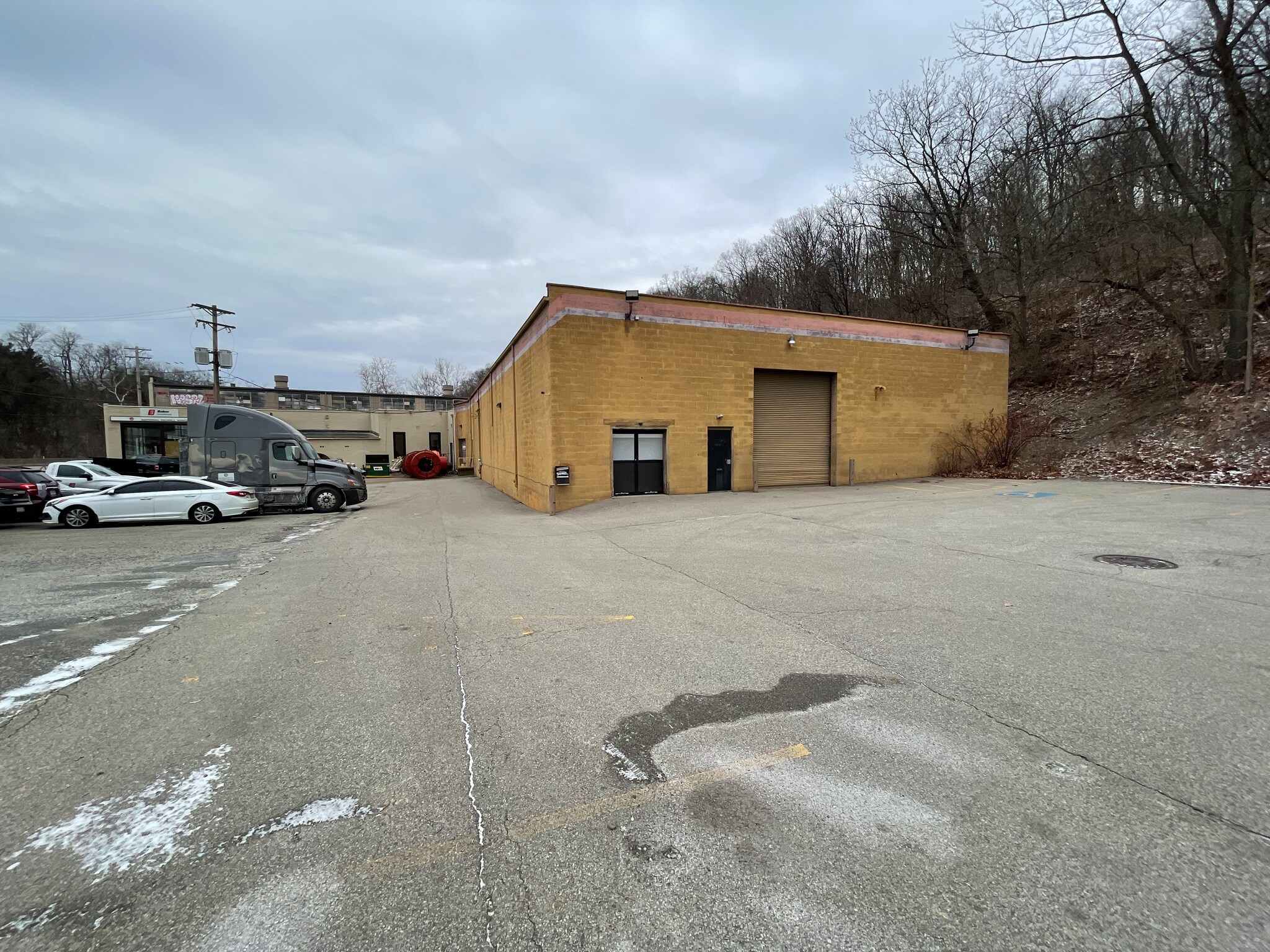 1371 Saw Mill Run Blvd, Pittsburgh, PA à louer Photo principale- Image 1 de 23