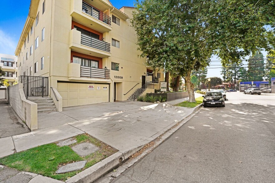 12009 Hoffman St, Studio City, CA à vendre - Photo du bâtiment - Image 2 de 13