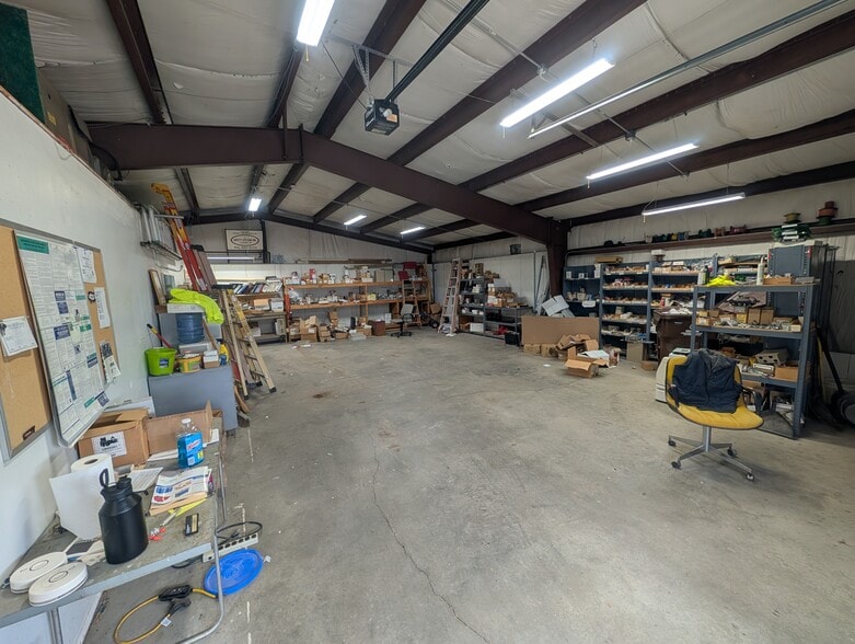 2075 Glenn Rd, Lansing, MI for sale - Interior Photo - Image 1 of 8