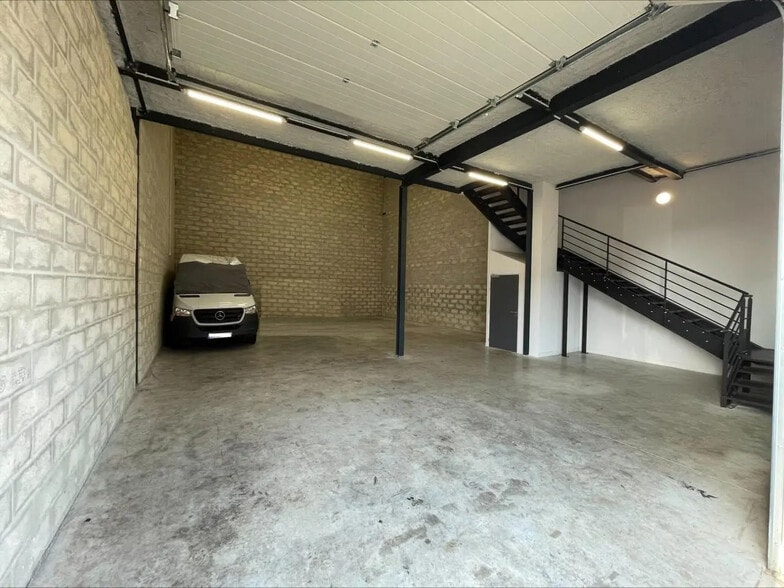 Flex in Persan for lease - Interior Photo - Image 3 of 6