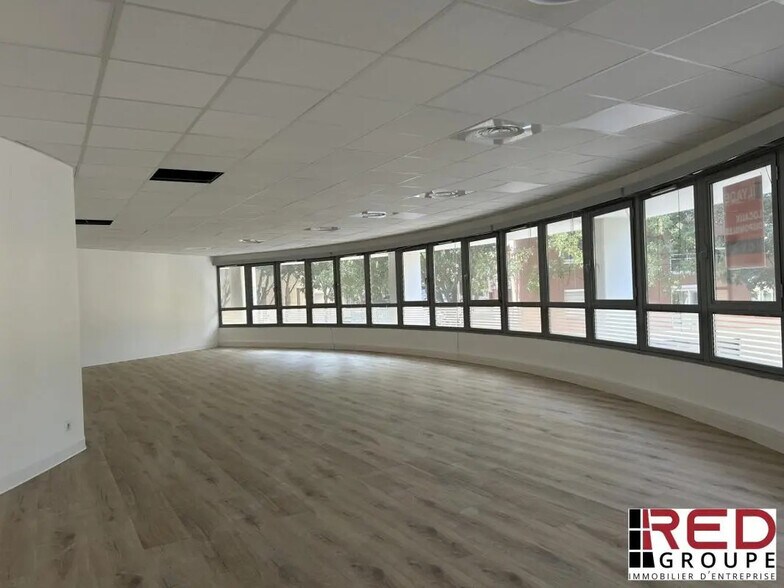 Bureau dans Aix-en-Provence à louer - Photo du bâtiment - Image 2 de 7