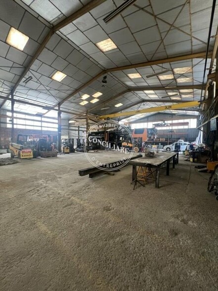 Industrial in Villeneuve-lès-Bouloc for sale - Building Photo - Image 1 of 5