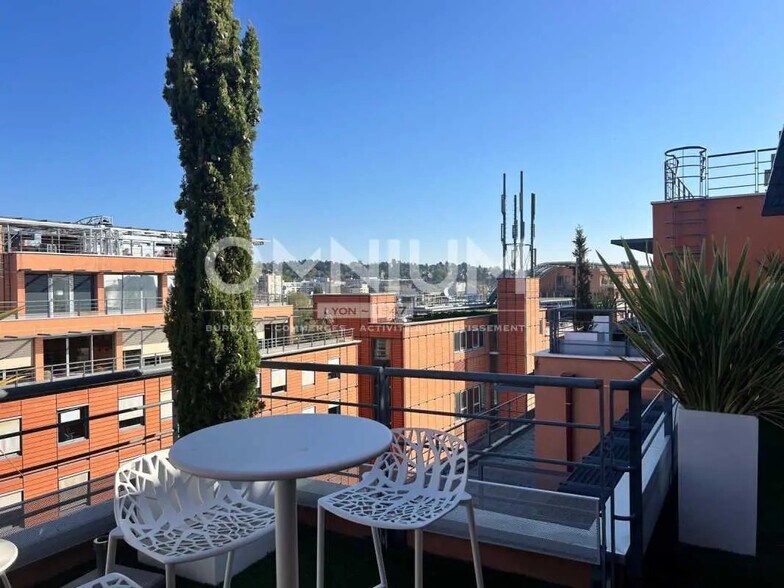 Bureau dans Lyon à vendre - Photo du bâtiment - Image 2 de 18