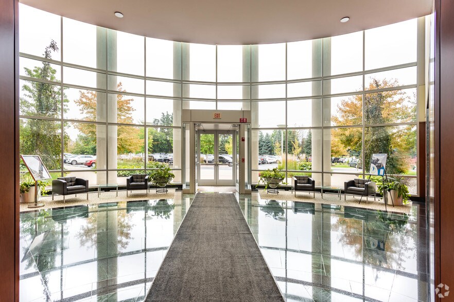 27555 Executive Dr, Farmington Hills, MI à louer - Hall d’entrée - Image 3 de 8