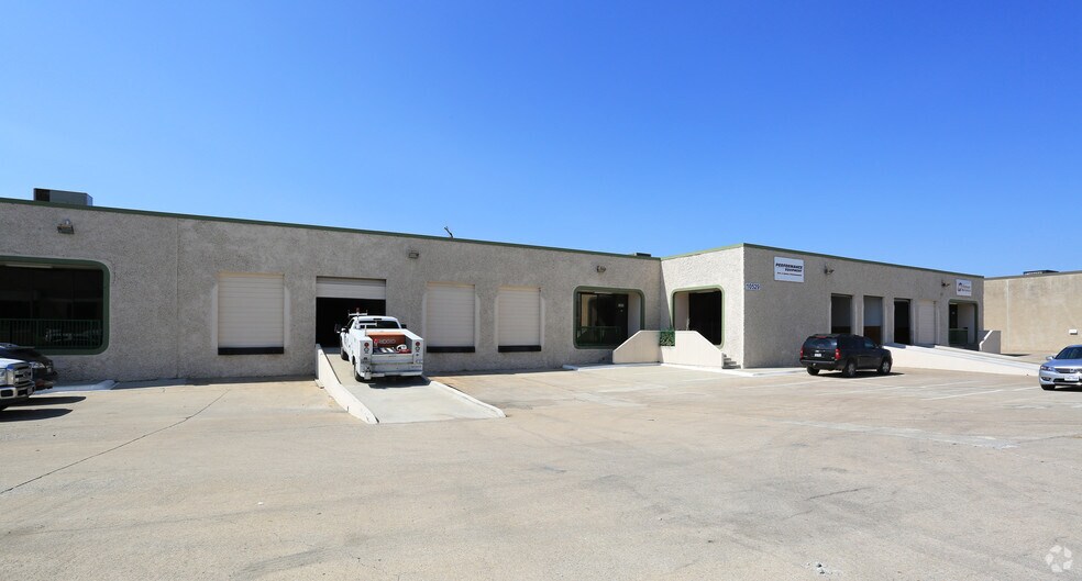 10501-10537 King William Dr, Dallas, TX à louer - Photo du bâtiment - Image 3 de 3