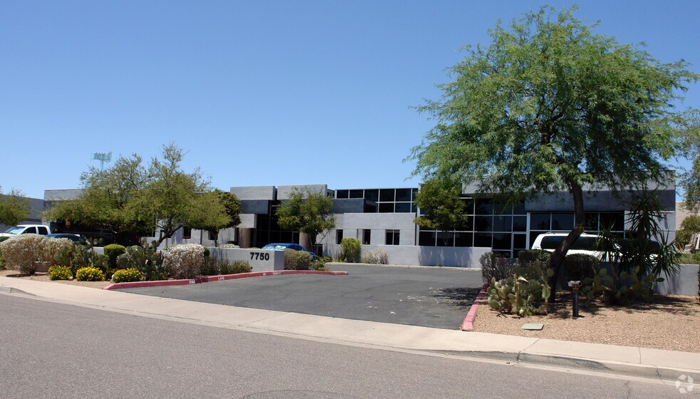 7750 E Gelding Dr, Scottsdale, AZ à vendre - Photo du bâtiment - Image 3 de 12