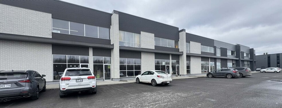 90-160 Rue Des Affaires, Notre-Dame-des-Prairie, QC à louer - Photo du bâtiment - Image 2 de 5