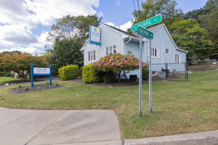 189 S Pearl St, Pearl River, NY à vendre - Photo du bâtiment - Image 2 de 34