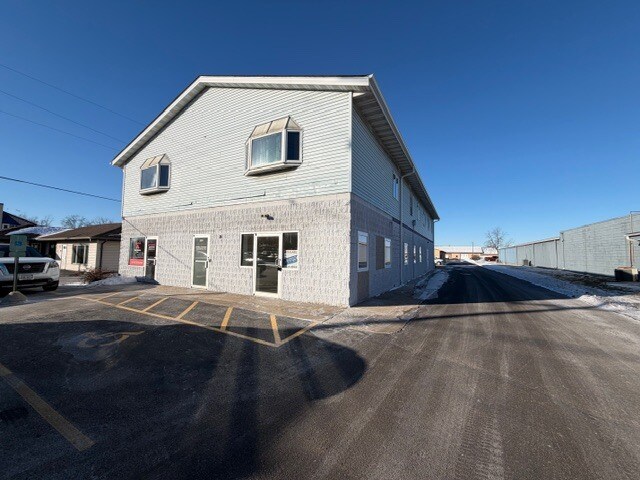 S30W24670 Sunset Dr, Waukesha, WI à louer Photo principale- Image 1 de 2