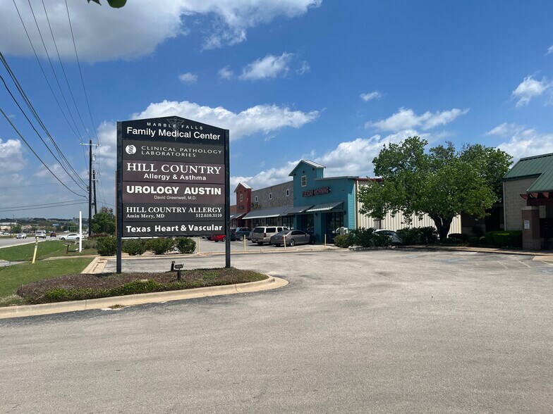 2503 N US Highway 281, Marble Falls, TX à louer - Photo du bâtiment - Image 3 de 14