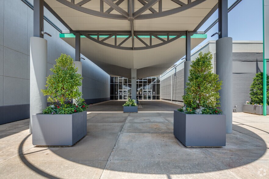 2401 NW 23rd St, Oklahoma City, OK à louer - Hall d’entrée - Image 1 de 18