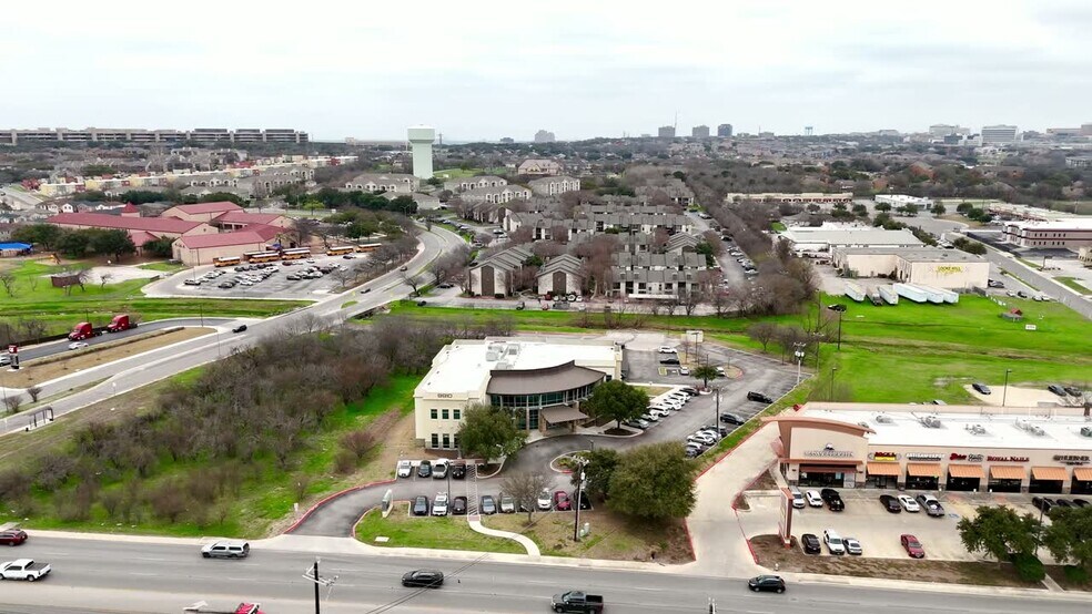 9910 Huebner Rd, San Antonio, TX à louer - Vidéo sur l’inscription commerciale - Image 2 de 25