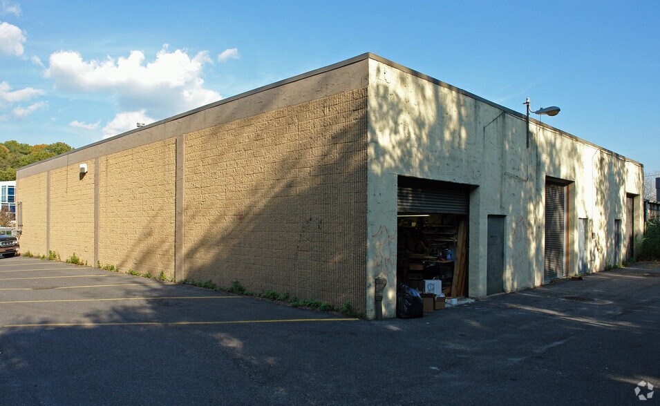 906-910 W Jericho Tpke, Smithtown, NY à vendre - Photo du bâtiment - Image 2 de 3