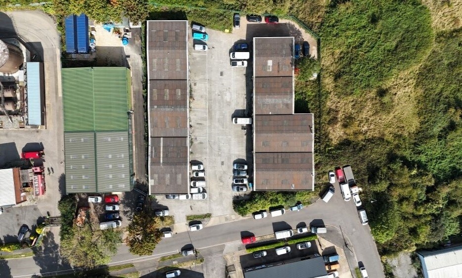 Units 1-10 Crofton Dr, Lincoln à louer - Photo du bâtiment - Image 3 de 4
