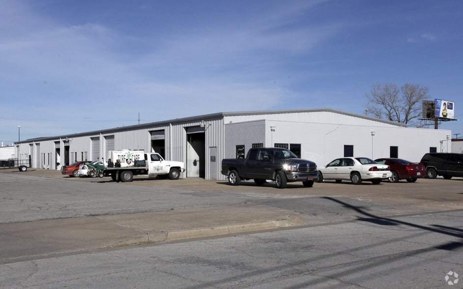 11119 E 56th St, Tulsa, OK for lease - Building Photo - Image 2 of 7