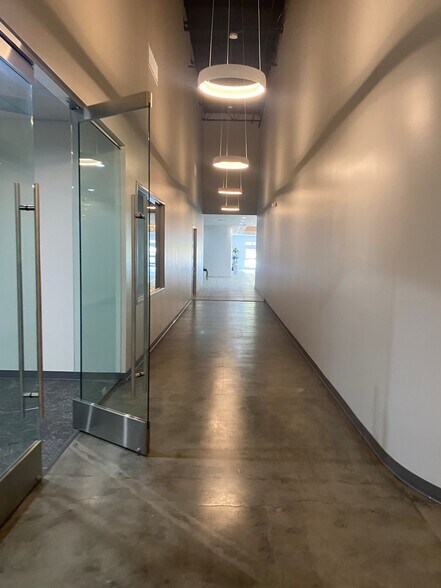 1329 W Walnut Hill Ln, Irving, TX à louer - Photo intérieure - Image 3 de 14