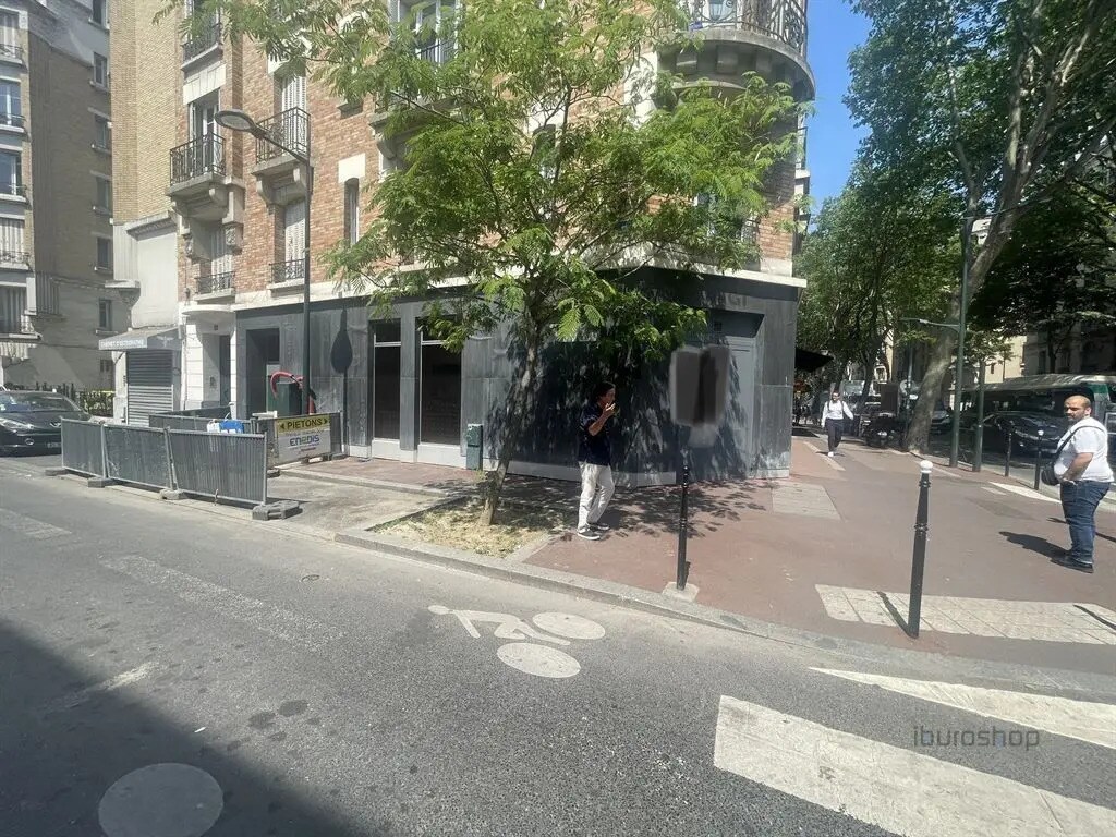 Retail in Clichy for lease Building Photo- Image 1 of 4
