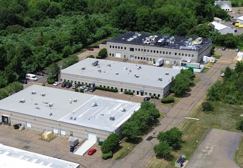 34 E Industrial Rd, Branford, CT à louer - Photo du bâtiment - Image 2 de 20