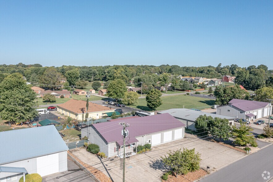 1811 Alpine Dr, Clarksville, TN à louer - Photo du bâtiment - Image 2 de 15
