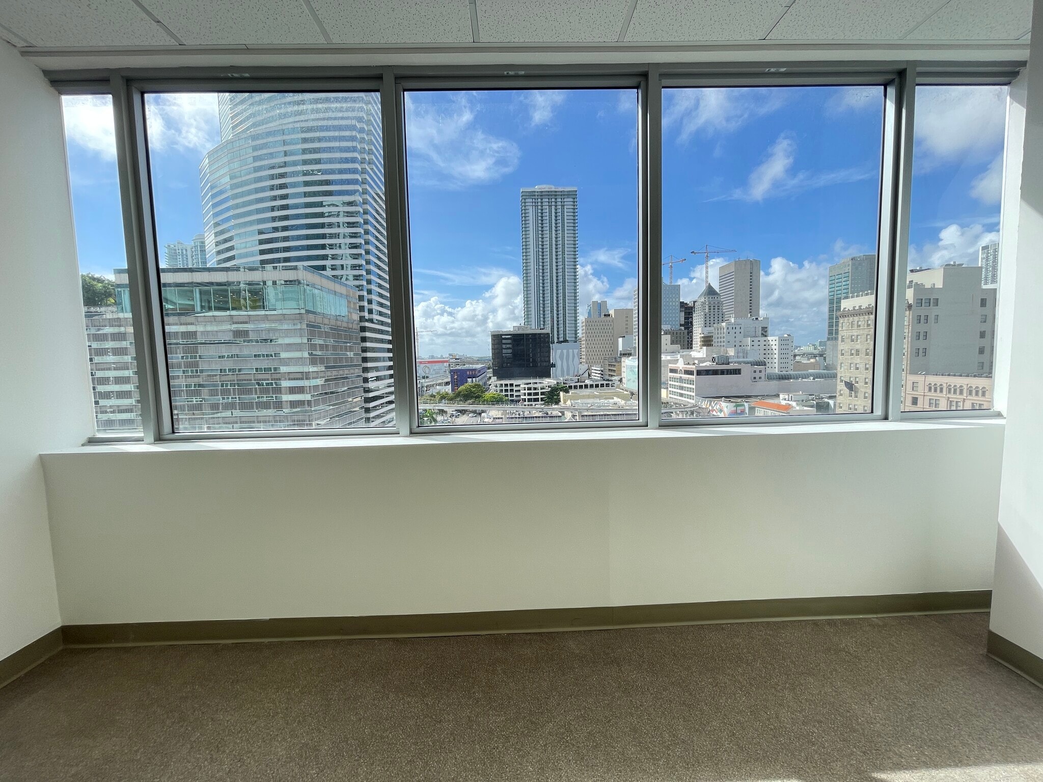 150 SE 2nd Ave, Miami, FL à louer Photo intérieure- Image 1 de 4