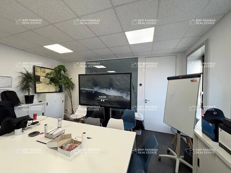 1 Place Charles De Gaulle, Montigny-le-Bretonneux for lease - Interior Photo - Image 1 of 6
