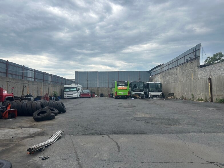 252 Maspeth Ave, Brooklyn, NY for lease - Building Photo - Image 3 of 7