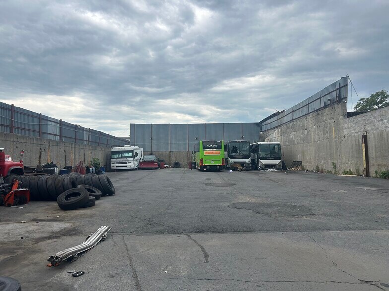 252 Maspeth Ave, Brooklyn, NY à louer - Photo du bâtiment - Image 3 de 7