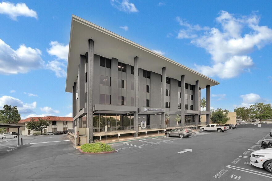 4667 MacArthur Blvd, Newport Beach, CA à louer - Photo du bâtiment - Image 3 de 31