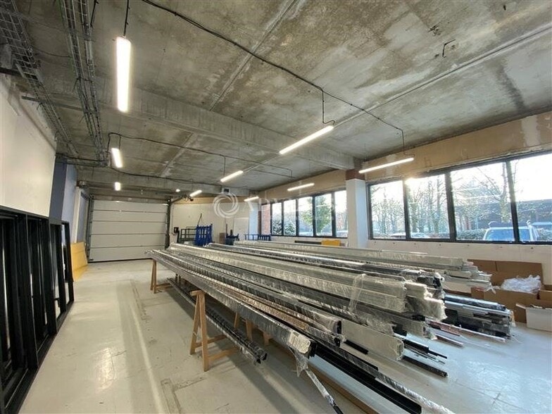 4 Rue Michael Faraday, Montigny-le-Bretonneux for lease - Interior Photo - Image 3 of 7