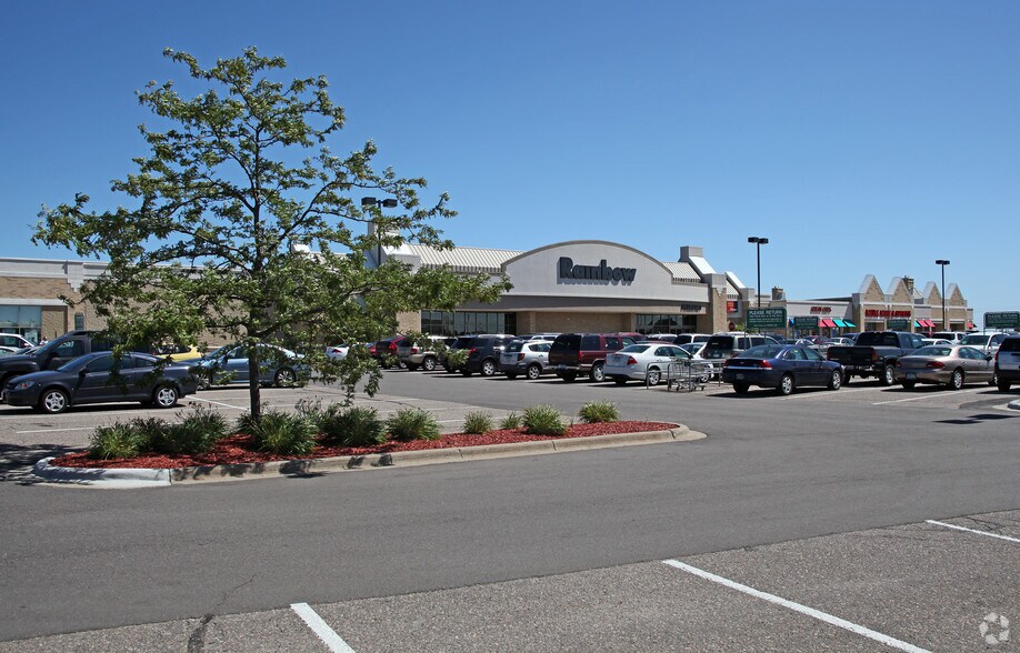 200-244 Pioneer Trl, Chaska, MN à vendre - Photo du bâtiment - Image 2 de 14