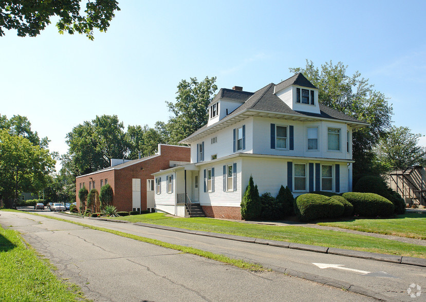 71 Park Ave, West Springfield, MA à louer - Photo principale - Image 3 de 11