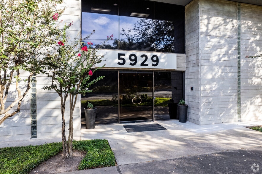 5929 Balcones Dr, Austin, TX for lease - Building Photo - Image 2 of 2